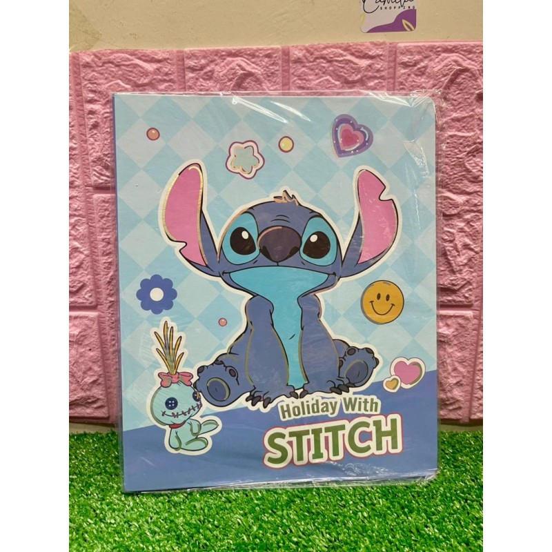 carpeta con hojas estampadas de Stitch