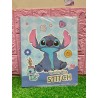 carpeta con hojas estampadas de Stitch