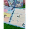 carpeta con hojas estampadas de Stitch